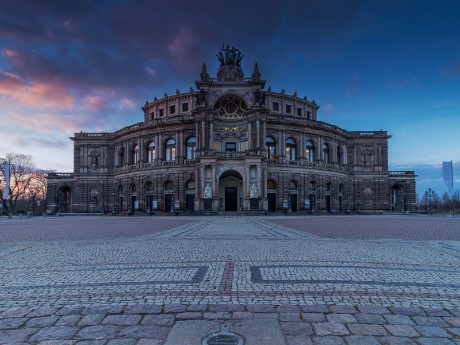Semperoper im dramatischen Licht