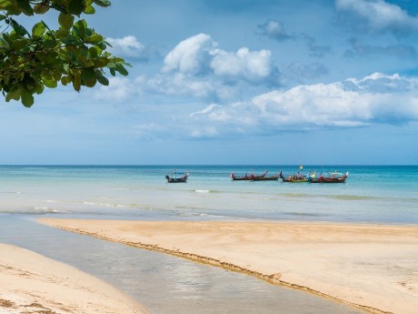 Longtailboote am Strand, Phuket