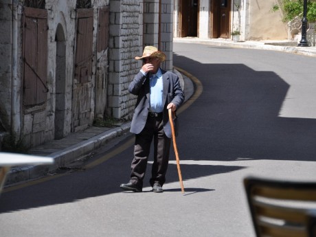 griechenland-bergdorf-alter mann