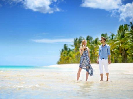 Mauritius_Couple_Beach_shutterstock©MNSt