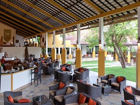 Amaya Lake Hotel, Bar