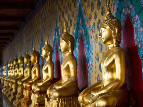Goldene Buddhas im Wat Arun, Thailand
