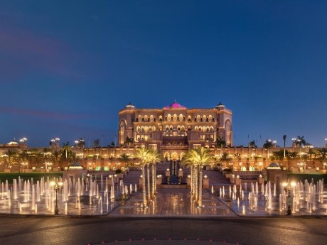 Emirates Palace bei Nacht