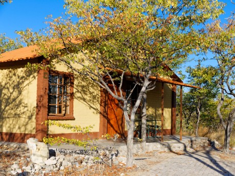 Etosha Safari Camp_Namibia_Hütte_aussen_0