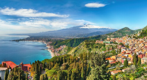 Taormina mit Ätna im Hintergrund