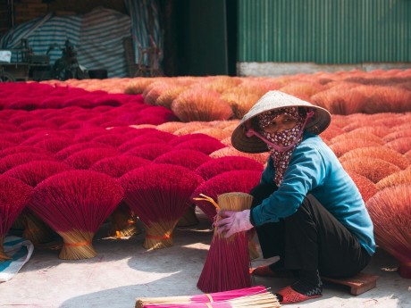 Frau auf Markt in Hanoi